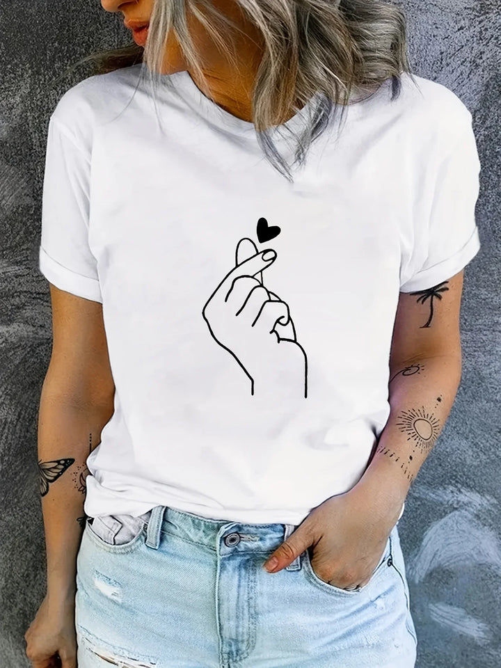 Finger Heart Print Women’s T-Shirt – Short Sleeve, Crew Neck | تي شيرت نسائي بطبعة قلب بالأصابع – كم قصير، ياقة مستديرة