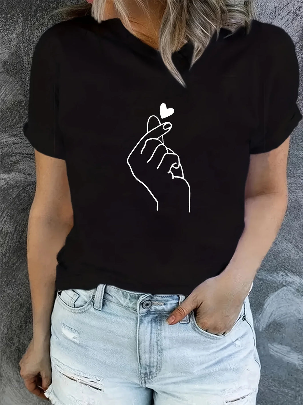 Finger Heart Print Women’s T-Shirt – Short Sleeve, Crew Neck | تي شيرت نسائي بطبعة قلب بالأصابع – كم قصير، ياقة مستديرة
